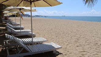 Biển Bình Sơn-Ninh Chữ được quy hoạch thành khu du lịch biển với hệ thống các bãi tắm, khu nghỉ dưỡng cao cao cấp.