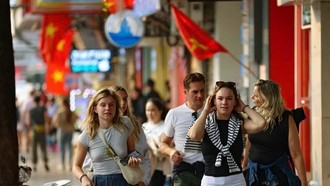 Du khách quốc tế tham quan phố cổ Hà Nội. 