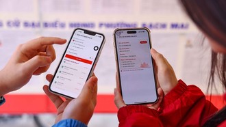 Cử tri là sinh viên Đại học Bách khoa Hà Nội xem thông tin cần thiết của người ứng cử trên VNeID để chủ động tìm hiểu, nâng cao nhận thức khi tham gia bầu cử.