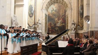 Hợp ca Quê hương biểu diễn tại Festival Hợp ca Quốc tế Paris lần thứ 28 tại nhà thờ Saint Roch.