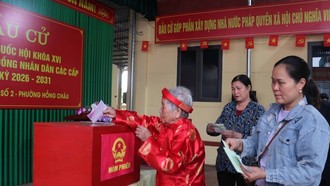 Cụ Lê Thị Ninh, 100 tuổi (phường Hồng Châu) trực tiếp bỏ phiếu bầu cử tại khu vực bỏ phiếu số 2 phường Hồng Châu, tỉnh Hưng Yên. 