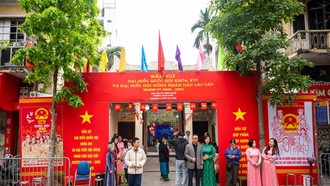 Di tích đình Kim Ngân (42 - 44 Hàng Bạc) - biểu tượng của phường nghề kim hoàn Thăng Long xưa - là điểm bỏ phiếu số 15 của các tổ dân phố Hàng Bạc số 1, số 2 và số 5.