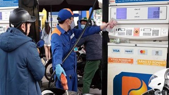 Khách hàng mua xăng, dầu tại một cửa hàng của Petrolimex trên địa bàn Hà Nội. 