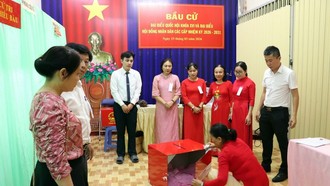 Các thành viên Tổ bầu cử số 27, phường Tam Thắng, Thành phố Hồ Chí Minh tiến hành kiểm phiếu.