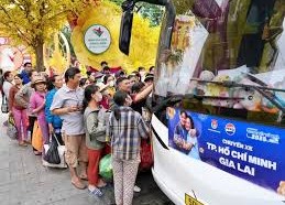 Người lao động về quê đón Tết trên các chuyến xe miễn phí. 