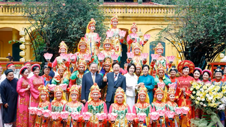 Tổng Bí thư, Chủ tịch nước Tô Lâm và Phu nhân Ngô Phương Ly cùng Tổng thống Hàn Quốc Lee Jae Myung và Phu nhân Kim Hye Kyung chụp ảnh chung với các nghệ sỹ biểu diễn nghệ thuật chào mừng.