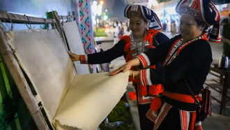 Giấy dó là vật phẩm không thể thiếu trong các nghi lễ cúng tổ tiên, lễ cấp sắc, đám cưới, đám tang, lễ Tết của người Dao đỏ.