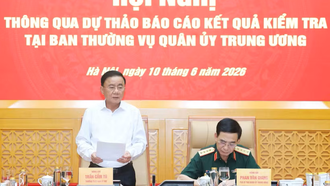 Đồng chí Trần Cẩm Tú, Ủy viên Bộ Chính trị, Thường trực Ban Bí thư, Trưởng Đoàn Kiểm tra, giám sát số 12 của Bộ Chính trị phát biểu chỉ đạo hội nghị.