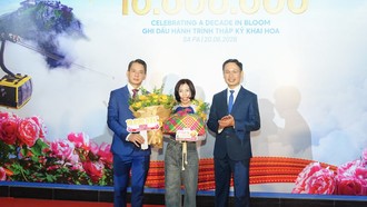 Vị khách thứ 10 triệu tại Fansipan nhận phần quà trị giá hơn 20 triệu đồng