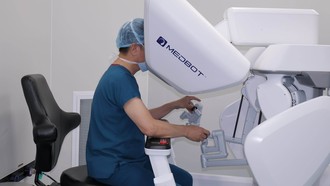 Cột mốc mới của y học Việt Nam: Lần đầu tiên bác sĩ phẫu thuật từ xa cho bệnh nhân cách hàng nghìn cây số