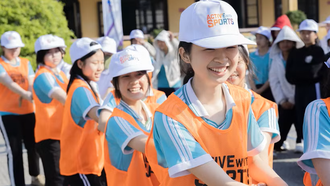 Học sinh nữ hào hứng tham gia ngày hội "Nữ sinh năng động". 