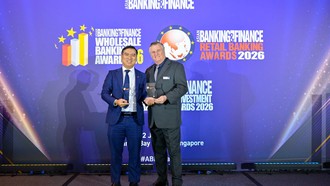 Ông Đàm Thế Thái - Phó Tổng Giám đốc HDBank - đại diện HDBank nhận giải “Ngân hàng Bán lẻ của năm” và giải “Ngân hàng SME của năm” vào ngày 02/07/2026, tại Singapore