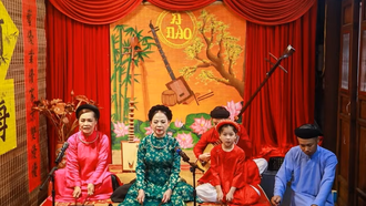 Biểu diễn nghệ thuật ca trù truyền thống tại chương trình. 