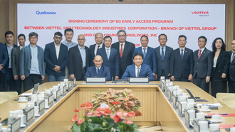 Tổng Giám đốc Viettel High Tech Nguyễn Minh Quang ký kết chương trình Truy cập sớm nền tảng 6G cùng ông Durga Malladi, Phó Chủ tịch Điều hành kiêm Tổng Giám đốc phụ trách Hoạch định Công nghệ, Giải pháp Điện toán
