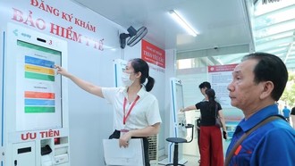 Người dân đăng ký khám bệnh tại bệnh viện đa khoa Xanh Pôn.