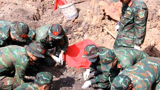 Cán bộ, chiến sỹ Đội tìm kiếm, quy tập hài cốt liệt sỹ làm việc tại địa điểm khai quật khu B của Công viên Lê Thị Riêng. 
