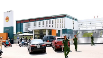 Lực lượng an ninh thực hiện công tác đảm bảo an ninh trật tự tại điểm thi trường Chuyên Tuyên Quang.