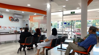 Người dân thực hiện xét nghiệm y tế tại Phòng xét nghiệm phân tích lâm sàng và chẩn đoán hình ảnh OLAB (OLAB Diagnósticos Médicos) ở thủ đô Mexico City.