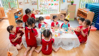 Guided Play - Chơi có chủ đích tại trường nằm ở ba yếu tố: mục tiêu học tập phía sau hoạt động, môi trường được thiết kế để hỗ trợ khám phá và kĩ thuật đồng hành của giáo viên.