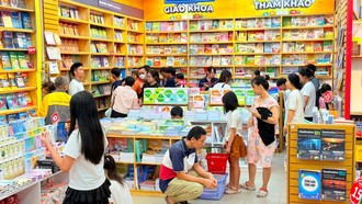 Phụ huynh có thể mua sách giáo khoa qua nhiều kênh