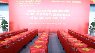 Các mẫu sinh phẩm hài cốt liệt sỹ được niêm phong, đóng gói nghiêm ngặt vào thùng chuyên dụng, phủ Quốc kỳ trước khi được đưa lên máy bay.