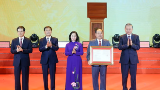 Tổng Bí thư, Chủ tịch nước Tô Lâm trao Nghị quyết của Quốc hội về việc thành lập thành phố Quảng Ninh.