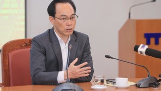Đồng chí Hoàng Minh Sơn, Ủy viên Trung ương Đảng, Bộ trưởng Bộ Giáo dục và Đào tạo trao đổi các nội dung của chuyên đề.