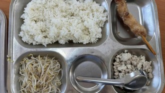 Suất ăn được vị phụ huynh chụp lại đăng lên mạng xã hội