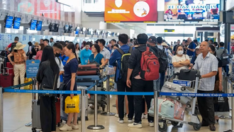 Hành khách làm thủ tục chuyến bay tại Cảng Hàng không quốc tế Nội Bài. 
