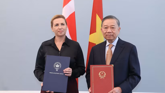 Tổng Bí thư, Chủ tịch nước Tô Lâm và Thủ tướng Đan Mạch Mette Frederiksen trao Tuyên bố chung về việc thiết lập quan hệ Đối tác chiến lược toàn diện Việt Nam-Đan Mạch. (Ảnh: Thống Nhất/TTXVN)