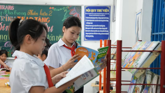 Bộ Giáo dục và Đào tạo vừa công bố dự thảo thông tư về quy chế tiếp nhận học sinh đầu cấp giáo dục phổ thông. Theo đó, với tuyển sinh lớp 6, cơ sở giáo dục nhận bàn giao hồ sơ học sinh hoàn thành chương trình giáo dục phổ thông cấp tiểu học. Dự thảo thông tư nêu rõ yêu cầu không thực hiện phân loại hoặc tuyển chọn học sinh vào lớp 6, trừ trường hợp đặc biệt. Dự thảo thông tư nêu rõ trường hợp đặc biệt là trường hợp cơ sở giáo dục được cấp có thẩm quyền giao thực hiện nhiệm vụ phát hiện, bồi dưỡng học sinh có năng khiếu, học sinh có thành tích nổi bật để phục vụ mục tiêu phát triển giáo dục mũi nhọn của địa phương thì được tiếp nhận bằng phương thức xét tuyển. Việc cho phép cơ sở giáo dục thực hiện tiếp nhận học sinh lớp 6 qua tuyển chọn phải được xác định trong kế hoạch tiếp nhận học sinh đầu cấp của địa phương, không làm ảnh hưởng đến quyền học tập của học sinh trong độ tuổi trên địa bàn; học sinh không được tuyển chọn phải được bố trí chỗ học phù hợp theo địa bàn và được cấp có thẩm quyền phê duyệt. Việc tổ chức xét tuyển được thực hiện theo tiêu chí do sở giáo dục và đào tạo hướng dẫn, bảo đảm thực hiện việc xét tuyển công bằng, khách quan, minh bạch, phù hợp với tình hình thực tế tại địa phương. Sau khi lấy ý kiến công luận, dự thảo thông tư dự kiến sẽ được Bộ Giáo dục và Đào tạo hoàn thiện và có hiệu lực ngay trong năm 2026.