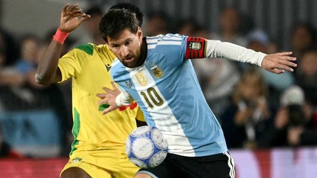 Messi bỏ lỡ ít nhất 2 cơ hội trong hiệp 1 trước khi bùng nổ ở hiệp 2.