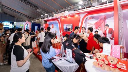 Gian hàng của Prudential Việt Nam thu hút nhiều khách tham quan đến tìm hiểu thông tin và trải nghiệm hoạt động.