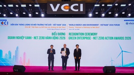 Ông Ngô Minh Hải, Chủ tịch Hội đồng Quản trị Tập đoàn TH đại diện nhận biểu trưng “Doanh nghiệp xanh – Net Zero hành động” do Phó Thủ tướng Chính phủ Nguyễn Văn Thắng trao tại sự kiện.