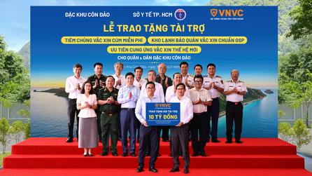 Ông Nguyễn Phước Lộc - Ủy viên Ban Chấp hành Trung ương Đảng, Phó Bí thư Thành ủy, Chủ tịch Ủy ban MTTQ Việt Nam TP.HCM; TS.BS Huỳnh Minh Chín - Phó Giám đốc Sở Y tế TP.HCM; ông Lê Hoàng Hải - Bí thư Đảng ủy Đặc khu, Chủ tịch HĐND Đặc khu Côn Đảo cùng đại diện các sở, ban, ngành, lực lượng cảnh sát biển và đông đảo nhân dân địa phương chứng kiến Lễ trao tặng Gói tài trợ của VNVC tại Đặc khu Côn Đảo. Ảnh: Minh Trung
