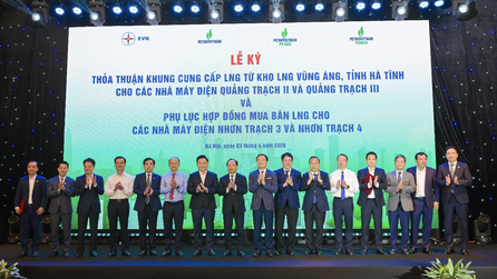 Các đồng chí lãnh đạo chúc mừng Lễ ký kết.