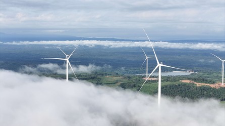 Những cánh quạt gió của Dự án Savan 1 trên đất bạn Lào.