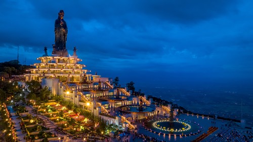 Đỉnh núi Bà Đen cũng là một điểm đến văn hoá tâm linh độc đáo bậc nhất tại Nam bộ