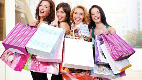 Cân đối giữa tiêu dùng gia đình - cá nhân luôn là bài toán gây “đau đầu” cho phụ nữ