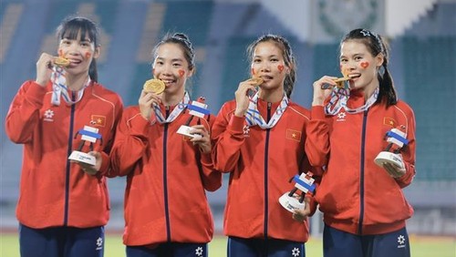 Hoàng Thị Minh Hạnh, Lê Thị Tuyết Mai, Nguyễn Thị Hằng, Nguyễn Thị Ngọc giành HCV nội dung 4x400m tiếp sức nữ. Ảnh: Minh Quyết/TTXVN.