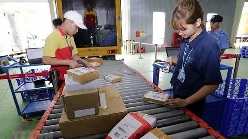 Thương mại điện tử khiến số đơn hàng xuất nhập khẩu qua đường bưu chính, chuyển phát nhanh tăng mạnh