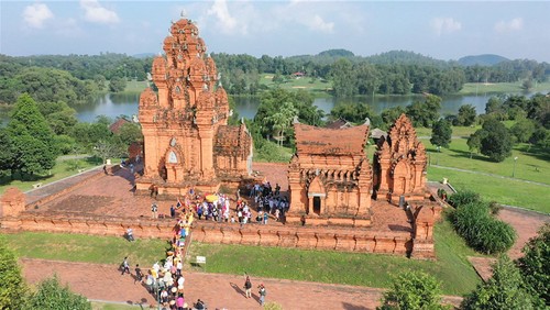 Chuyển giao Làng Văn hóa - Du lịch các dân tộc Việt Nam về UBND TP Hà Nội quản lý