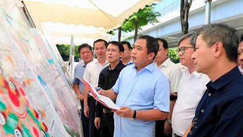 Ủy viên Bộ Chính trị, Bí thư Thành ủy Hà Nội Trần Đức Thắng cùng lãnh đạo thành phố Hà Nội kiểm tra tiến độ thi công Dự án đường Tây Thăng Long, đoạn qua phường Đông Ngạc. Ảnh: Quang Thái