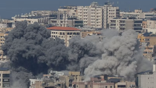 Khói bốc lên từ những toà nhà sau vụ tấn công của Israel vào khu vực Haret Hreik, phía Nam thủ đô Beirut, Liban.