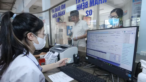 Bộ Y tế chủ trì, phối hợp với Bộ Công an hoàn thành việc tích hợp sổ sức khỏe điện tử trên hệ thống VNeID cho 100% người dân trước ngày 30/6/2027 để người dân khi đi khám bệnh chỉ cần mang theo Căn cước công dân, không phải mang sổ giấy hay làm lại các xét nghiệm không cần thiết.