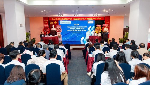 Đông đảo chuyên gia, doanh nghiệp tại tọa đàm khoa học với chủ đề “Pháp luật trong hoạt động tài chính về chuyển nhượng, góp vốn, đầu tư các dự án bất động sản tại Việt Nam”.