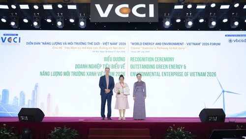 Bà Lâm Thúy Ái, Tổng Giám đốc Mebi Farm nhận chứng nhận và kỷ niệm chương Giải thưởng "Doanh nghiệp tiêu biểu về năng lượng môi trường xanh Việt Nam 2026".