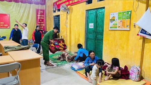 Công an xã Mường Khương, Lào Cai bố trí nơi ở tạm thời, bảo đảm an toàn cho các hộ dân sau khi di dời khỏi khu vực nguy hiểm.