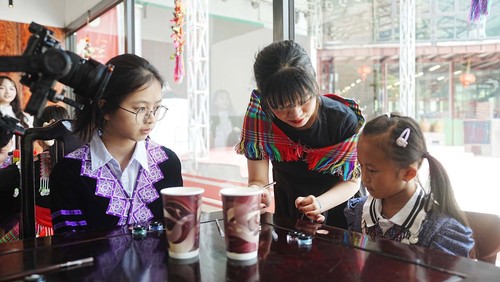 Workshop pháp lam cho trẻ em người Mông ở Suối Giàng. (Ảnh: NVCC)