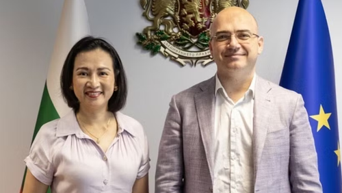 Đại sứ Việt Nam tại Bulgaria Nguyễn Thị Minh Nguyệt đã có buổi làm việc với Bộ trưởng Du lịch Bulgaria Ilin Dimitrov. (Ảnh TTXVN phát)